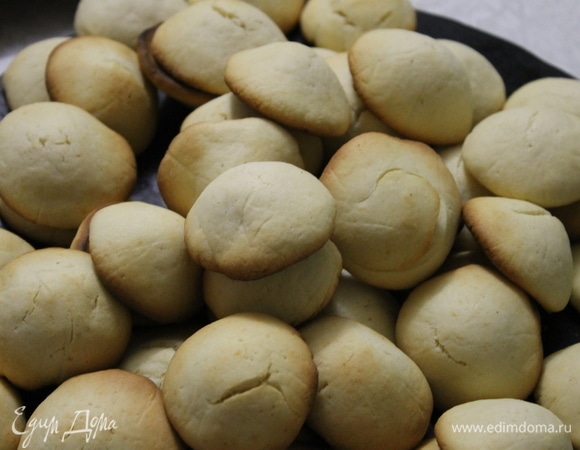 Выпекайте печенье до легкого румянца в течение 10 минут при температуре 180°C. Дайте немного остыть шляпкам и на донышке посередине сделайте небольшие углубления для ножек, которые нужно будет вклеить, используя сахарную глазурь.