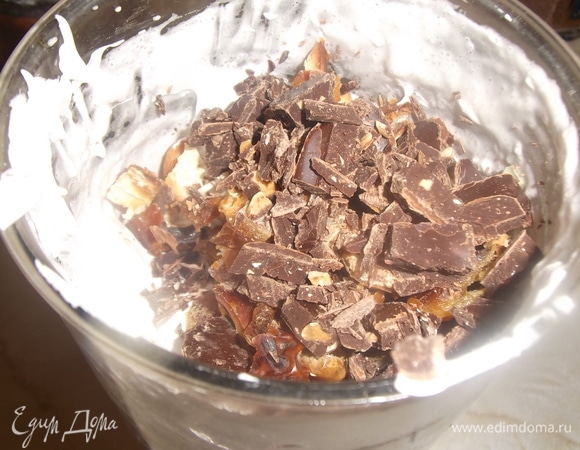 Белки взбить в пену, постепенно добавляя сахар. Взбивать до крутых пиков, чтобы при перевороте емкости с белками они не стекали. Добавить шоколад и финики. Аккуратно перемешать снизу-вверх.