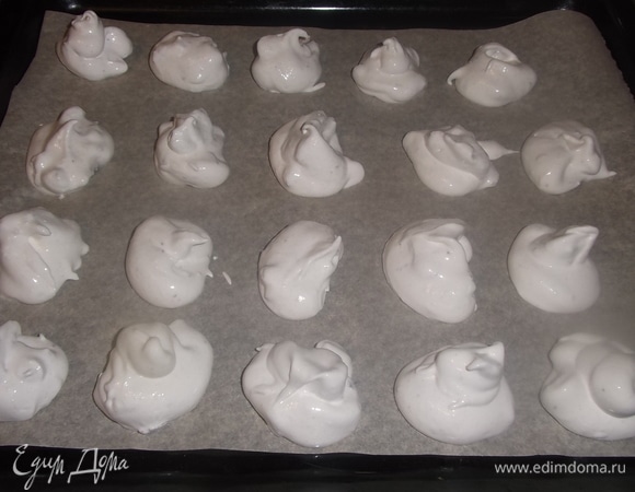 Ложкой выложить на противень, застеленный пекарской бумагой.