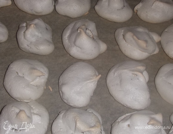 Поставить в хорошо прогретую духовку. Выпекать при 190°C ровно 4 минуты. Духовку не открывать. Оставить на 1,5 часа, до полного охлаждения.