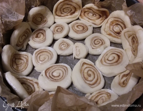 Выложить дно формы улитками, не забывая о бортике. 9 крупных оставить для верхнего слоя.