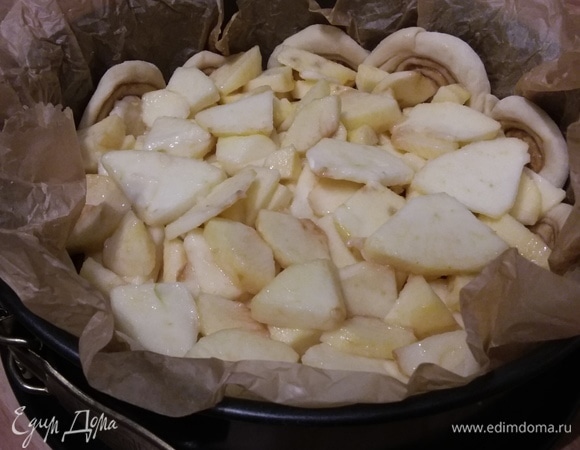 Выложить яблочную начинку.