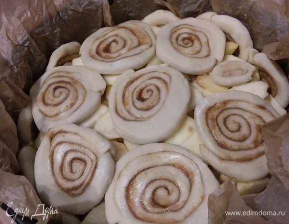 Верхним слоем пойдут оставшиеся крупные улитки. По бокам они должны соприкасаться с бортиками пирога.