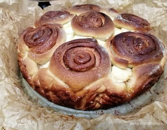 Выпекать в заранее разогретой до 180°C духовке 50–60 минут. Ориентируйтесь по своей духовке. По прошествии примерно половины времени, когда верхний слой приобретет золотистый цвет, рекомендую накрыть пирог пергаментом, чтобы он не подгорал. Готовый пирог оставить на 5 минут в форме, затем извлечь и остудить.