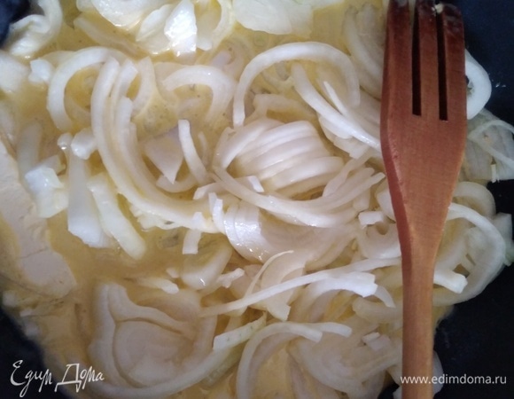 Лук лучше взять крупный. Нарезать полукольцами. Масло растопить, выложить лук. Готовить на медленном огне.