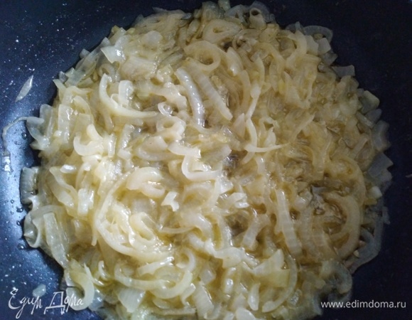 Обязательно помешивать и следить, чтобы он не поджаривался, а томился. Это займет около 20 минут.