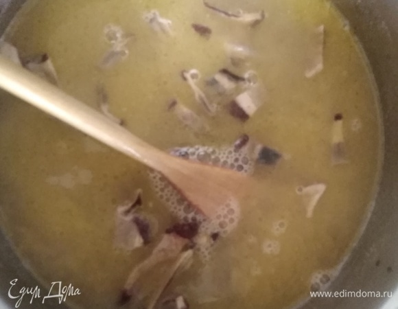 Влить кипяток, настой и грибы. Перемешать. Варить 10 минут. Посолить, поперчить по вкусу.