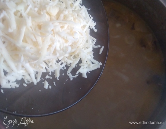 Натереть 60 г сыра на крупной терке. Всыпать в суп, варить еще 5 минут.