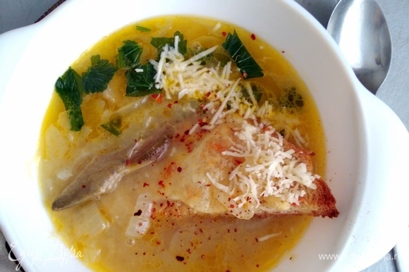 Суп разлить по тарелкам, добавить гренки, посыпать сыром и зеленью. Французский обед готов!