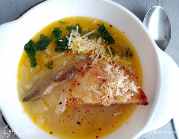 Суп разлить по тарелкам, добавить гренки, посыпать сыром и зеленью. Французский обед готов!