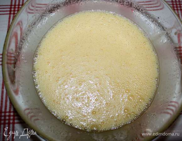 Приготовим корж с маком. Сливочное масло необходимо растопить на водяной бане, добавить сахар и яйца. Все взбить миксером.