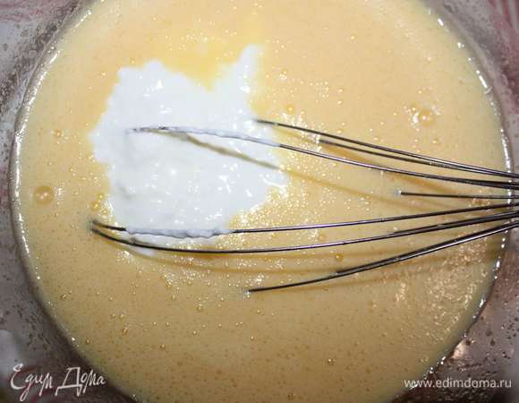 Добавить кефир. Аккуратно взбить венчиком.