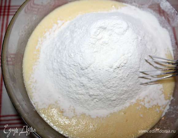 Далее добавить муку (ее необходимо предварительно просеять и соединить с разрыхлителем).