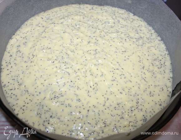 Тесто выложить в разъемную форму, застеленную пергаментной бумагой.