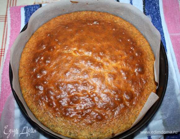 Выпекать при температуре 180°C минут 40–50 до румяного цвета. Готовность коржа нужно проверить деревянной палочкой.