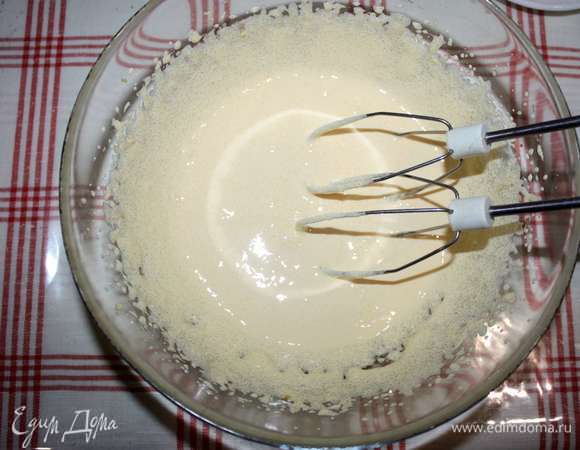 Приготовим корж с изюмом и какао. Желтки взбить с сахаром.