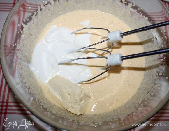 Далее добавить сметану и размягченное сливочное масло.