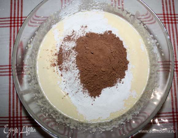 Добавить какао и муку. Муку предварительно просеять и соединить с разрыхлителем.