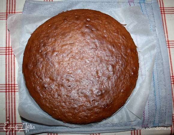 Выпекать при температуре 220°C минут 30–40 до румяного цвета (готовность коржа можно проверить палочкой: при протыкании коржа палочка будет сухой). Готовый корж вынуть из формы горячим и дать остыть.