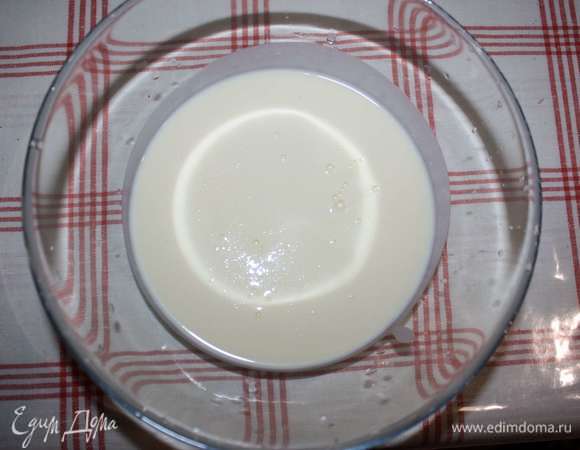 Приготовим заварной крем. Яйцо растереть с мукой, добавить постепенно 0,7 стакана молока. Смесь должна быть однородной.
