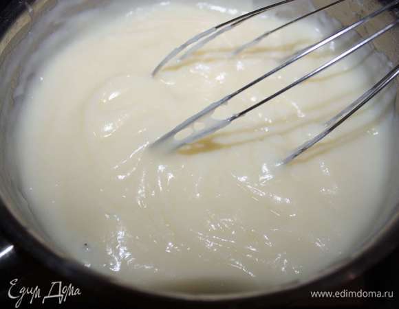 Стакан молока и стакан сахара нагреть до исчезновения сахарных крупинок. И в эту смесь добавить приготовленную выше (вливать тонкой струйкой). Варить смесь на маленьком огне (до запустения), постоянно помешивая.