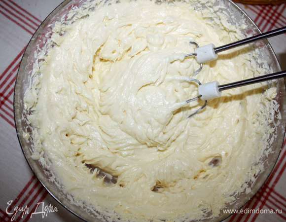 Остывший заварной крем вбить (небольшими порциями) в размягченное сливочное масло (масло предварительно взбить до пышного состояния).