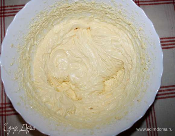 Приготовим крем со сгущенным молоком. Сгущенное молоко необходимо вбить (небольшими порциями) в размягченное сливочное масло (масло предварительно взбить до пышного состояния).