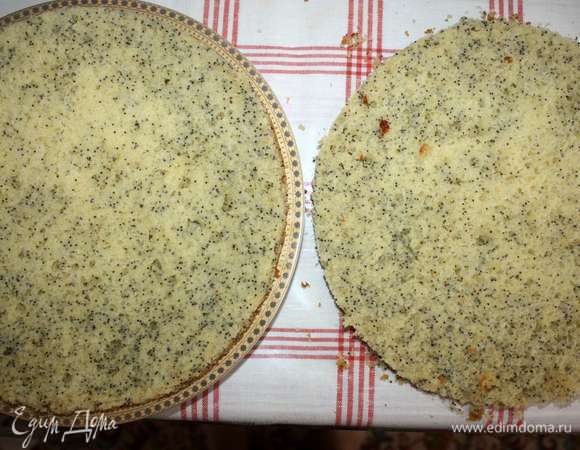 Соберем торт. Каждый корж (всего мы испекли три коржа) необходимо разрезать вдоль на две равные части и обрезать края, чтобы они были ровными.