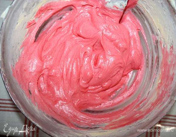 Заварной крем разделить на две части. Одну часть окрасить в розовый цвет.