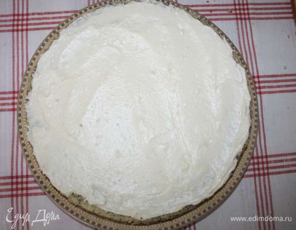 Первым выкладываем корж с маком, смазываем половиной светлого заварного крема.