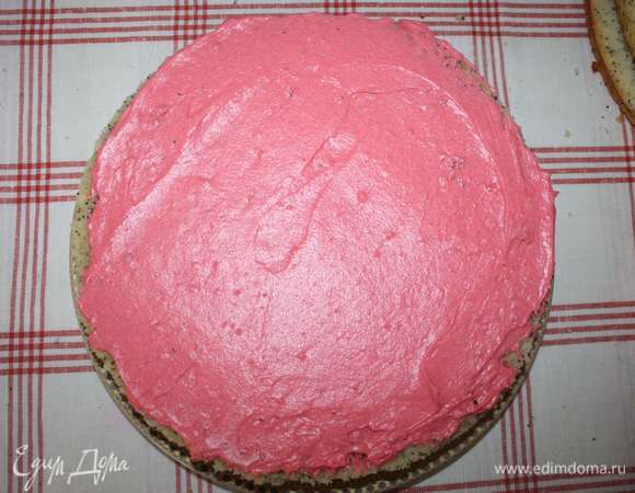 Следующим используем корж с маком, смазываем половиной розового заварного крема.