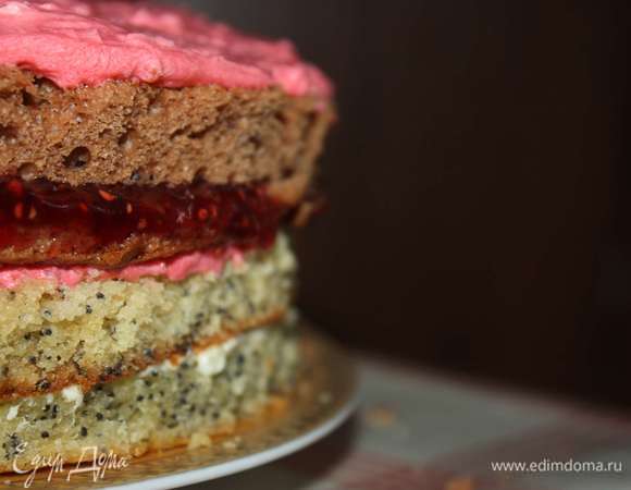 Следующий корж (с изюмом и какао) смазываем оставшимся розовым заварным кремом.