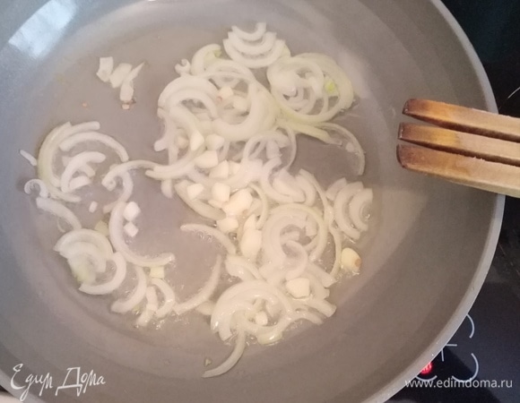 Добавить нарезанный чеснок, огонь убавить.