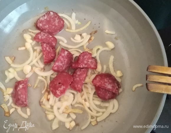 Колбасу чоризо нарезать произвольно, но не очень мелко. Готовить вместе с луком 1 минуту.