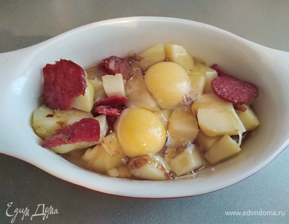 Если у вашей сковородки съемная ручка, то разбивайте в нее яйца и ставьте в духовку. Если нет — переложить все из сковородки в керамическую форму, разбить яйца, посолить. В духовке держать около 8–10 минут. Готовьте яйца до той степени, какую любите вы. Мне нравится, когда желток жидкий.