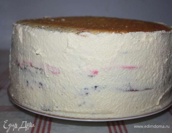Бока торта выравниваем кремом со сгущенным молоком.