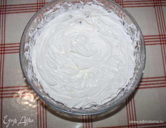 Кондитерские сливки взобьем с сахарной пудрой миксером.