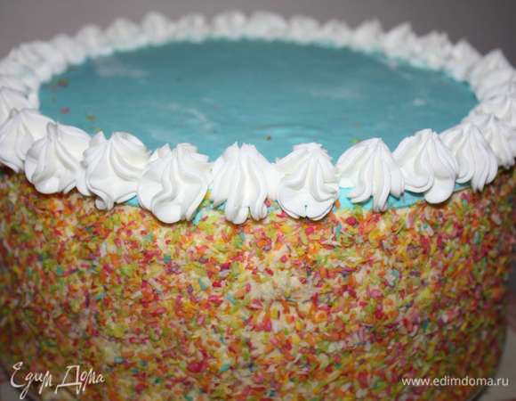 Украсим края торта взбитыми сливками с помощью кондитерского шприца.