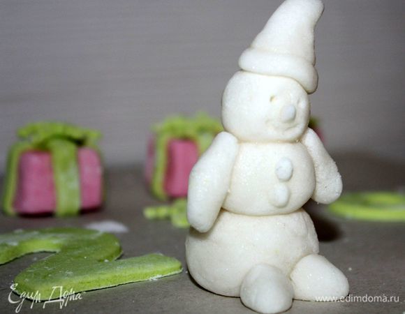 Из мастики нужно вылепить необходимые фигурки для украшения.