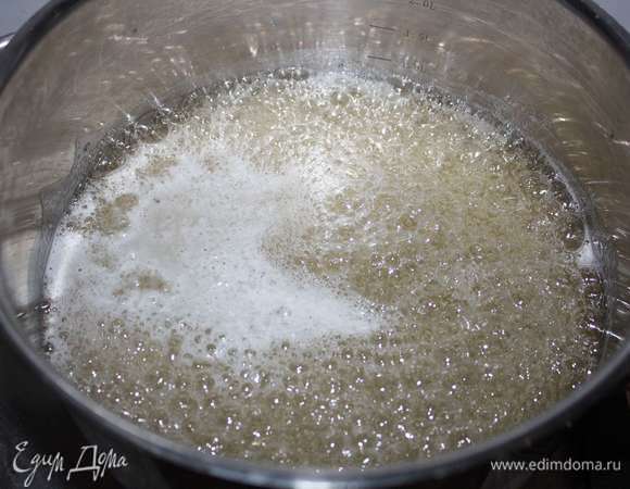 Сироп доводим до кипения. Как только сироп закипит, добавим лимонную кислоту (1 чайная ложка). Накрываем плотно крышкой и ставим на медленный огонь (увариваем примерно 13–20 минут). Необходимо, чтобы смесь достигла 105–107°C.