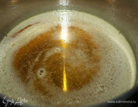 Далее сироп выключаем и добавляем соду (1 чайная ложка). Вы увидите бурную реакцию. Это реакция соды с лимонной кислотой, которая может длиться до 15 минут.