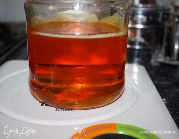 Затем сироп можно перелить в баночку, закрыв крышкой. Хранить его можно около 2-х месяцев при комнатной температуре.