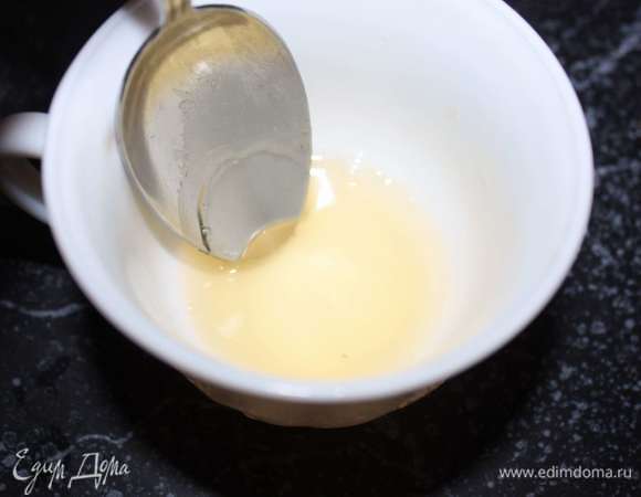 Приготовим мастику. Начнем с того, что зальем желатин (5 г) холодной кипяченой водой (15 г) для набухания (время необходимое для набухания указано на упаковке). Далее необходимо желатин распустить (поставить емкость желатина в горячую воду).