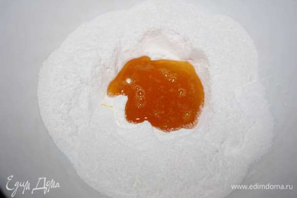 Смесь желатина и инвертного сиропа добавляем в сахарную пудру (300 г). Пудру предварительно нужно просеять, добавить в нее лимонную кислоту (1 щепотка) и ванилин (0,3 чайной ложки).