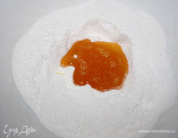 Смесь желатина и инвертного сиропа добавляем в сахарную пудру (300 г). Пудру предварительно нужно просеять, добавить в нее лимонную кислоту (1 щепотка) и ванилин (0,3 чайной ложки).