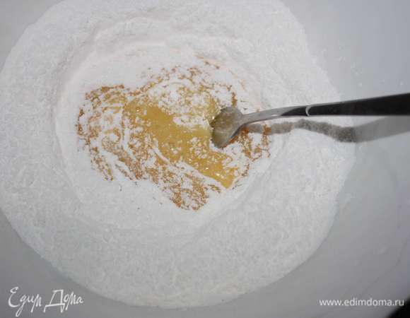 Постепенно смешиваем ингредиенты.