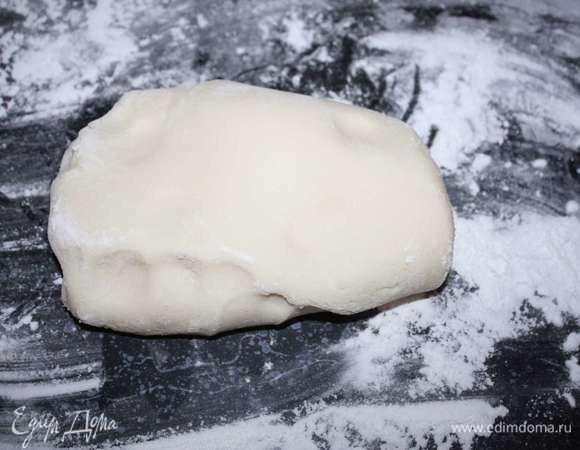 Домесить можно на столе, стол нужно посыпать крахмалом, чтобы мастика не прилипала к нему.