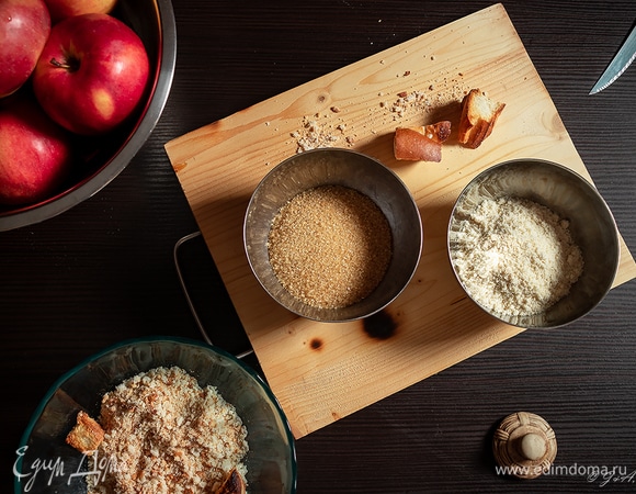 Изюм ошпарить кипятком, залить ромом и оставить на ночь.