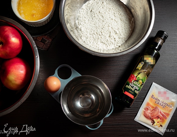 Готовим вытяжное тесто. Тут немного стоит рассказать о нюансах. Для приготовления вытяжного теста требуется мука с высоким содержанием глютена. В магазине обратите внимание на значения БЖУ, написанные на упаковке. Белка должно быть 11 г на 100 г продукта. Это и есть показатель того, что тесто из этой муки будет мягким и эластичным.