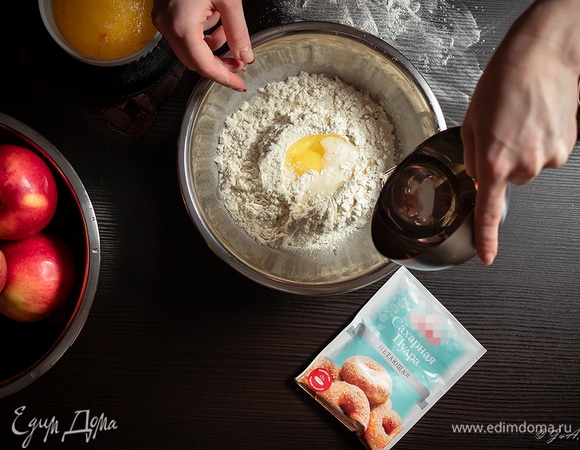 Муку с солью просеять горкой в миску. В углубление вылить яйцо, теплую воду и оливковое масло. Вымесить тесто в форме шара.